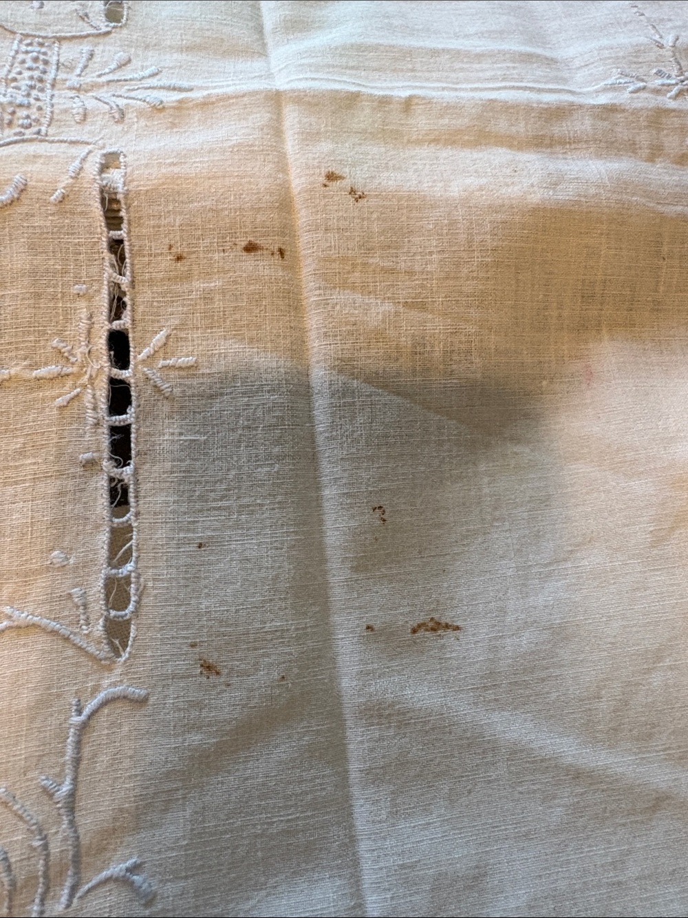 White Embroidered Linen Tablecloth with Cutwork vintage - Picture 3 of 6